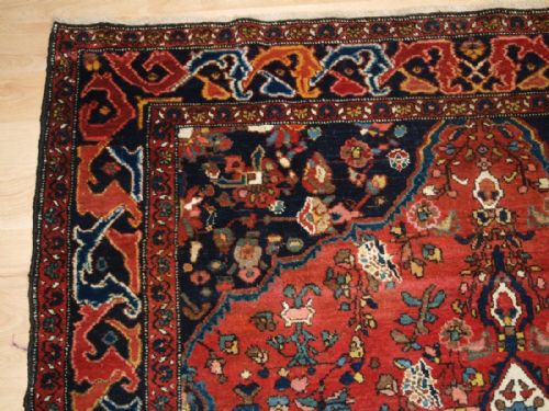 fig 1. ANTIQUE PERSIAN TAFRESH VILLAGE RUG OF TRADITIONAL DESIGN WITH SUPERB COLOUR, CIRCA 1900/20.