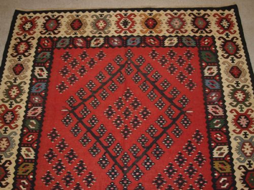 fig 1. OLD TURKISH SARKOY KILIM RUG, TRADITIONAL DESIGN ON SOFT RED GROUND, GOOD IVORY BORDER, CIRCA 1920.