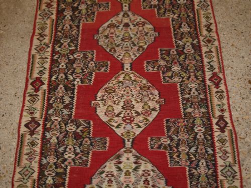 OLD SENNEH KILIM RUNNER LINKED MEDALLION DESIGN EXCELLENT CONDITION CIRCA 1920 - ADDITIONAL PHOTO 4