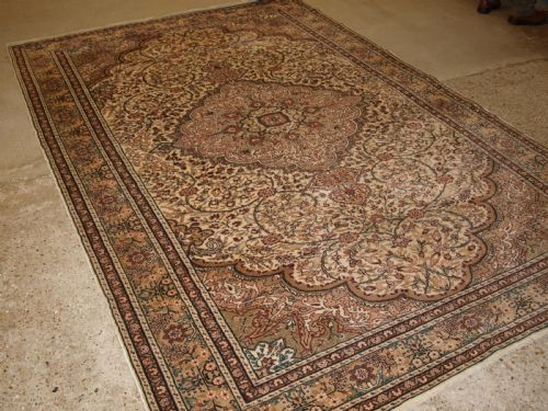 Old Turkish Kayseri Carpet with Large Medallion Design, Great Condition, Circa 1920.