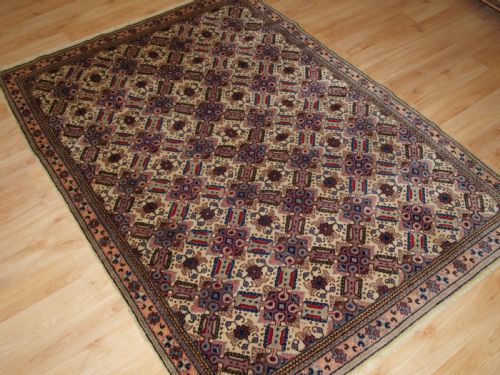 fig 1. OLD TURKISH KAYSERI RUG WITH LATTICE DESIGN, FINE WEAVE AND SOFT COLOUR, CIRCA 1920.