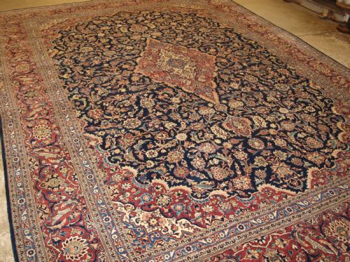 fig 1. ANTIQUE CARPET OF CLASSIC MEDALLION DESIGN, CIRCA 1900/20.