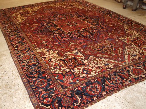 ANTIQUE HERIZ CARPET OF GOOD ROOM SIZE MEDALLION DESIGN CIRCA 1920