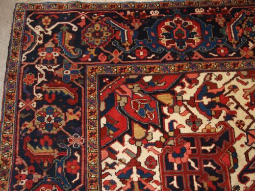 ANTIQUE HERIZ CARPET OF GOOD ROOM SIZE MEDALLION DESIGN CIRCA 1920 - ADDITIONAL PHOTO 1