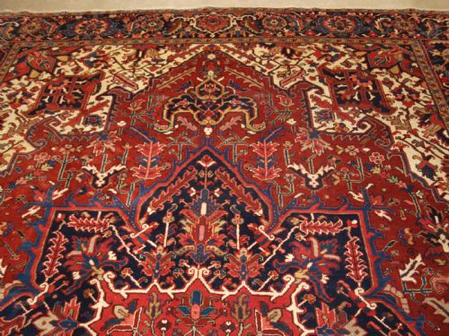 ANTIQUE HERIZ CARPET OF GOOD ROOM SIZE MEDALLION DESIGN CIRCA 1920 - ADDITIONAL PHOTO 3