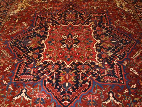 ANTIQUE HERIZ CARPET OF GOOD ROOM SIZE MEDALLION DESIGN CIRCA 1920 - ADDITIONAL PHOTO 4