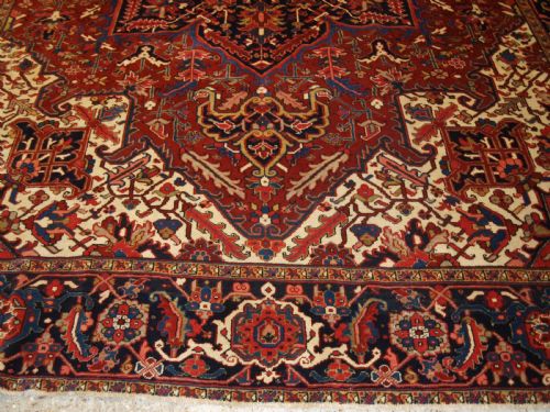 ANTIQUE HERIZ CARPET OF GOOD ROOM SIZE MEDALLION DESIGN CIRCA 1920 - ADDITIONAL PHOTO 5