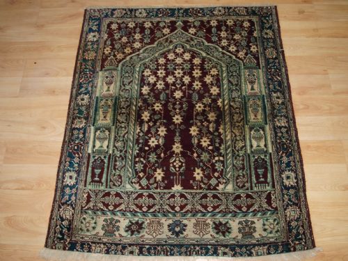 fig 1. ANTIQUE INDIAN AGRA PRAYER RUG OF SMALL SIZE, CIRCA 1900.