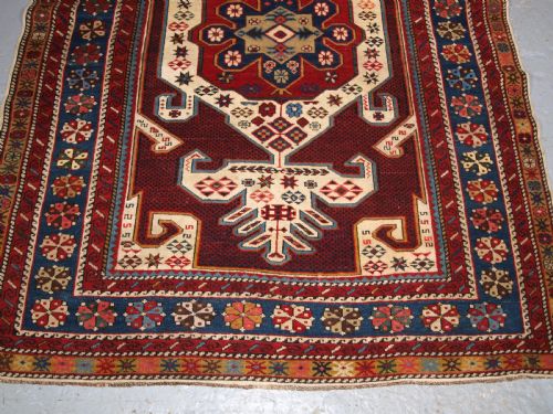 ANTIQUE CAUCASIAN SHIRVAN RUG WITH GYMYL MEDALLION DESIGN CIRCA 1900 - ADDITIONAL PHOTO 4