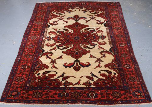 ANTIQUE TAFRESH VILLAGE RUG OF CLASSIC DESIGN WITH 21 BIRDS CIRCA 1920