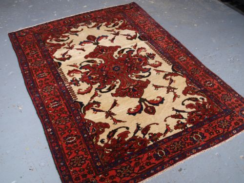 ANTIQUE TAFRESH VILLAGE RUG OF CLASSIC DESIGN WITH 21 BIRDS CIRCA 1920 - ADDITIONAL PHOTO 1