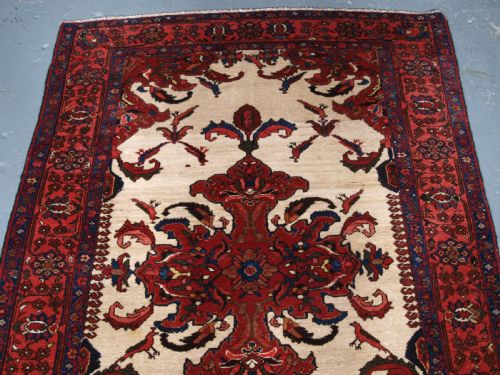 ANTIQUE TAFRESH VILLAGE RUG OF CLASSIC DESIGN WITH 21 BIRDS CIRCA 1920 - ADDITIONAL PHOTO 2