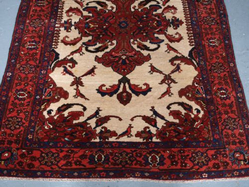 ANTIQUE TAFRESH VILLAGE RUG OF CLASSIC DESIGN WITH 21 BIRDS CIRCA 1920 - ADDITIONAL PHOTO 4