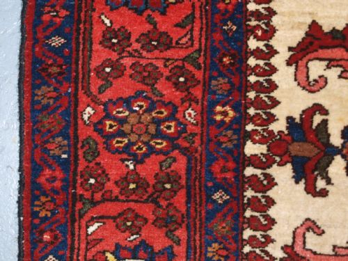 ANTIQUE TAFRESH VILLAGE RUG OF CLASSIC DESIGN WITH 21 BIRDS CIRCA 1920 - ADDITIONAL PHOTO 6