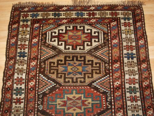 ANTIQUE KURDISH RUNNER WITH MEMLING GUL DESIGN CIRCA 1900 - ADDITIONAL PHOTO 2