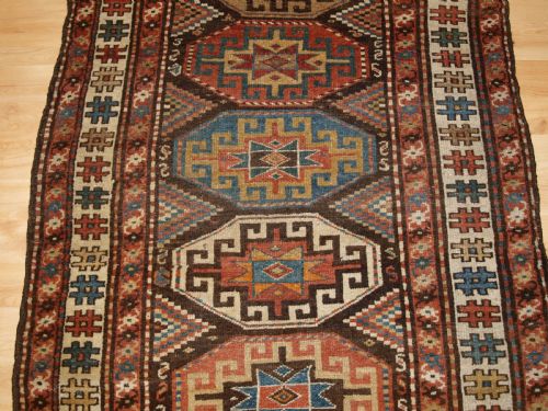 ANTIQUE KURDISH RUNNER WITH MEMLING GUL DESIGN CIRCA 1900 - ADDITIONAL PHOTO 3