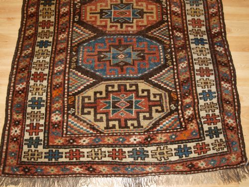 ANTIQUE KURDISH RUNNER WITH MEMLING GUL DESIGN CIRCA 1900 - ADDITIONAL PHOTO 5