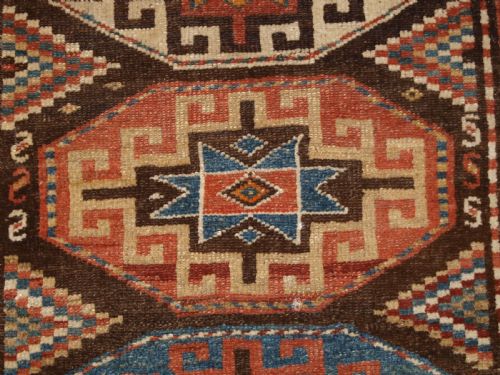 ANTIQUE KURDISH RUNNER WITH MEMLING GUL DESIGN CIRCA 1900 - ADDITIONAL PHOTO 6