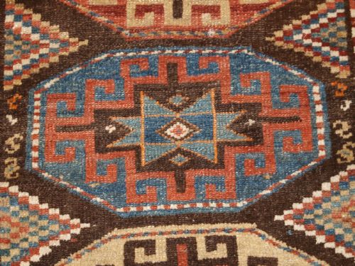 ANTIQUE KURDISH RUNNER WITH MEMLING GUL DESIGN CIRCA 1900 - ADDITIONAL PHOTO 9