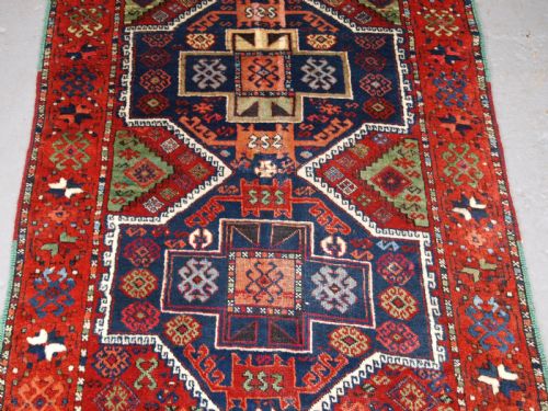 ANTIQUE TURKISH YURUK LONG RUG THREEMEDALLION DESIGN CIRCA 1900 - ADDITIONAL PHOTO 4