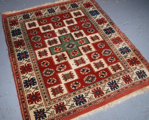 fig 1. OLD TURKISH BERGAMA REGION RUG WITH TRADITIONAL DESIGN, CIRCA 1920.