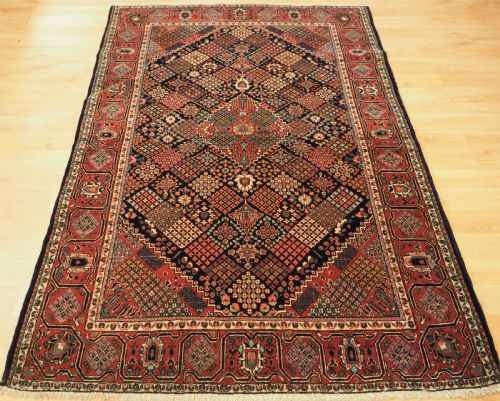 Antique Kashan Rug with Classic Design, Excellent Condition, Circa 1920.
