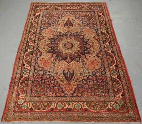 Antique Kirman Rug with Medallion and Soft Colours, Circa 1900.