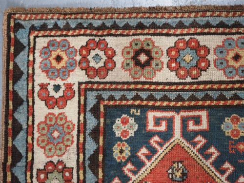 ANTIQUE SOUTH CAUCASIAN KAZAK RUG ELONGATED LATCH HOOK MEDALLIONS CIRCA 1890 - ADDITIONAL PHOTO 6