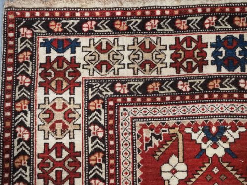 ANTIQUE CAUCASIAN SHIRVAN RUG WITH BOLD FLORAL LATTICE DESIGN CIRCA 1890 - ADDITIONAL PHOTO 4