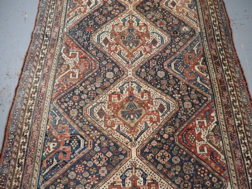 ANTIQUE TRIBAL QASHQAI RUG TRIPLE MEDALLION WITH SOFT COLOURS CIRCA 1880 - ADDITIONAL PHOTO 3