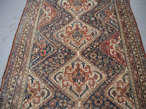ANTIQUE TRIBAL QASHQAI RUG TRIPLE MEDALLION WITH SOFT COLOURS CIRCA 1880 - ADDITIONAL PHOTO 4