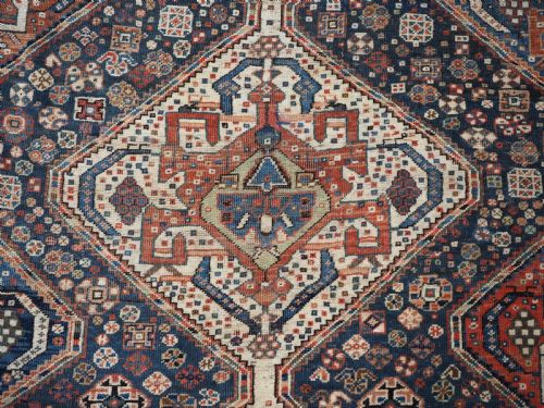 ANTIQUE TRIBAL QASHQAI RUG TRIPLE MEDALLION WITH SOFT COLOURS CIRCA 1880 - ADDITIONAL PHOTO 12