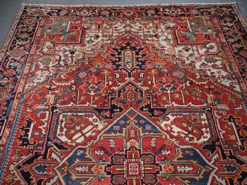 ANTIQUE HERIZ CARPET WITH LARGE MEDALLION DESIGN SUPERB COLOURS CIRCA 1900 - ADDITIONAL PHOTO 2