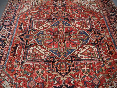 ANTIQUE HERIZ CARPET WITH LARGE MEDALLION DESIGN SUPERB COLOURS CIRCA 1900 - ADDITIONAL PHOTO 3