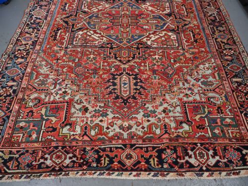ANTIQUE HERIZ CARPET WITH LARGE MEDALLION DESIGN SUPERB COLOURS CIRCA 1900 - ADDITIONAL PHOTO 4