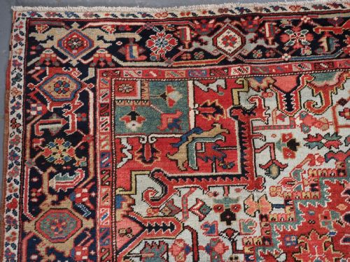 ANTIQUE HERIZ CARPET WITH LARGE MEDALLION DESIGN SUPERB COLOURS CIRCA 1900 - ADDITIONAL PHOTO 5