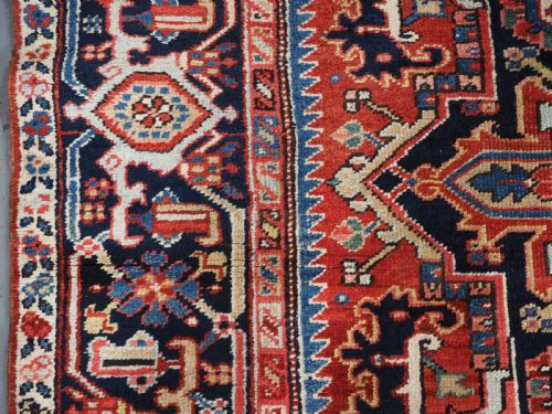 ANTIQUE HERIZ CARPET WITH LARGE MEDALLION DESIGN SUPERB COLOURS CIRCA 1900 - ADDITIONAL PHOTO 6