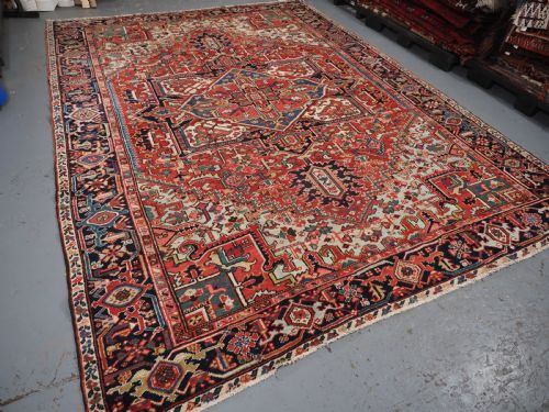 ANTIQUE HERIZ CARPET WITH LARGE MEDALLION DESIGN SUPERB COLOURS CIRCA 1900 - ADDITIONAL PHOTO 14