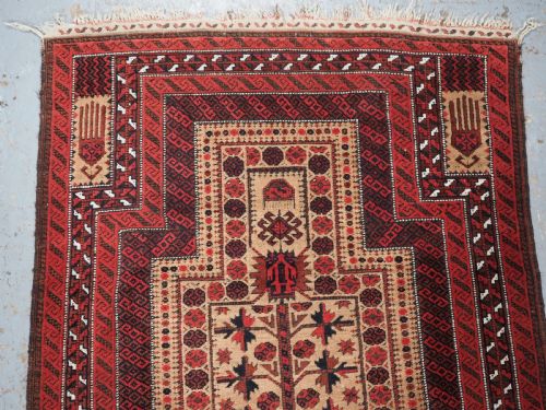 ANTIQUE BALUCH PRAYER RUG WITH UNUSUAL HUMAN FIGURE CIRCA 1880 - ADDITIONAL PHOTO 2