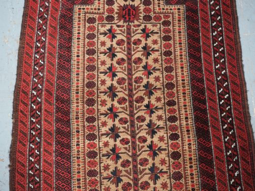 ANTIQUE BALUCH PRAYER RUG WITH UNUSUAL HUMAN FIGURE CIRCA 1880 - ADDITIONAL PHOTO 3