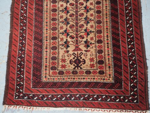 ANTIQUE BALUCH PRAYER RUG WITH UNUSUAL HUMAN FIGURE CIRCA 1880 - ADDITIONAL PHOTO 4