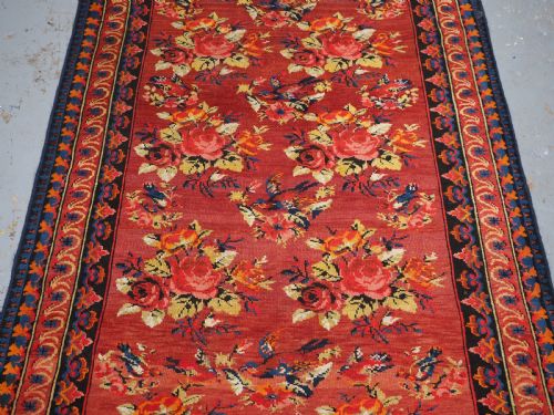ANTIQUE CAUCASIAN KARABAGH RUG WITH FRENCH INSPIRED ROSE DESIGN CIRCA 1900 - ADDITIONAL PHOTO 4