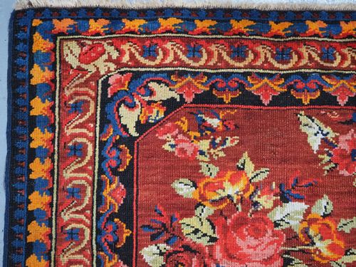 ANTIQUE CAUCASIAN KARABAGH RUG WITH FRENCH INSPIRED ROSE DESIGN CIRCA 1900 - ADDITIONAL PHOTO 6