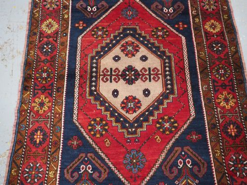ANTIQUE TURKISH YAHYALI RUG WITH TRADITIONAL MEDALLION DESIGN CIRCA 1920 - ADDITIONAL PHOTO 3