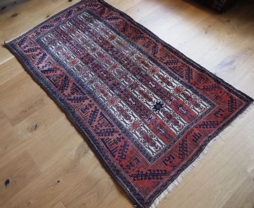 ANTIQUE BALUCH RUG WITH SCARCE WHITE GROUND STRIPE DESIGN CIRCA 1900 - ADDITIONAL PHOTO 1