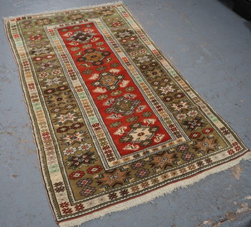 fig 1. OLD TURKISH MILAS RUG OF SMALL MEDALLION DESIGN, CIRCA 1920/30.