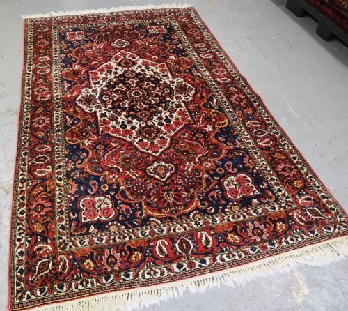 VINTAGE BAKHTIARI VILLAGE RUG WITH FLORAL MEDALLION DESIGN CIRCA 1930 - ADDITIONAL PHOTO 1
