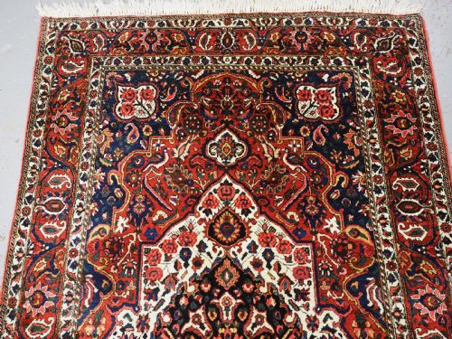VINTAGE BAKHTIARI VILLAGE RUG WITH FLORAL MEDALLION DESIGN CIRCA 1930 - ADDITIONAL PHOTO 2