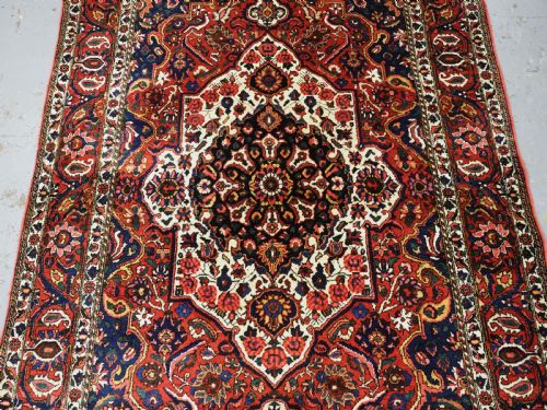 VINTAGE BAKHTIARI VILLAGE RUG WITH FLORAL MEDALLION DESIGN CIRCA 1930 - ADDITIONAL PHOTO 3