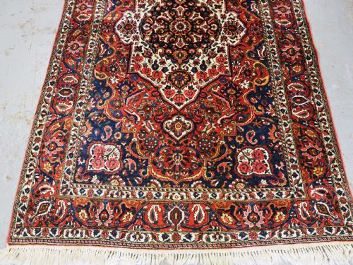 VINTAGE BAKHTIARI VILLAGE RUG WITH FLORAL MEDALLION DESIGN CIRCA 1930 - ADDITIONAL PHOTO 4